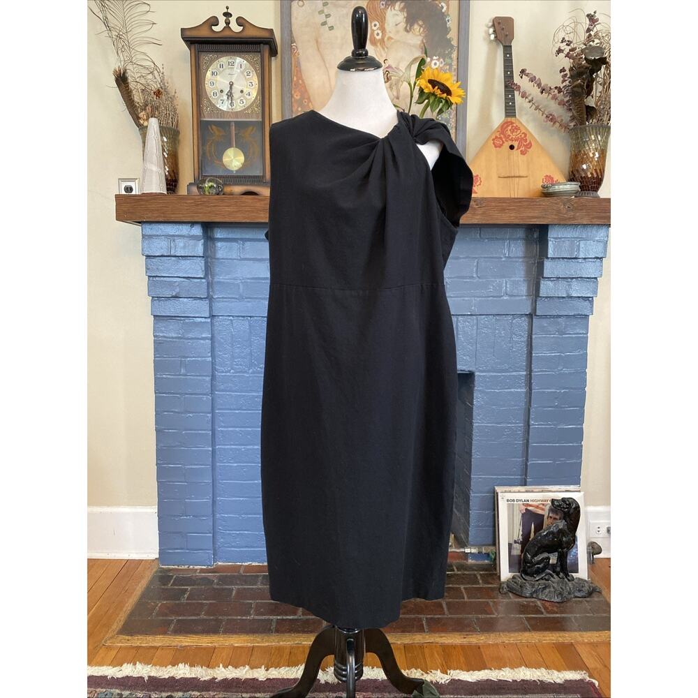 Elegant Black One-Shoulder Dress with Knot Detail